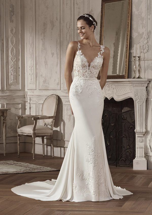 Robe de mariée sirène bustier en tulle brodé et dentelle, décolleté  V, dos V, manches longues.