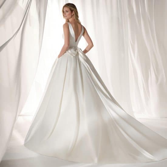 Idée De Mariage Robe De Mariee Princesse En Satin