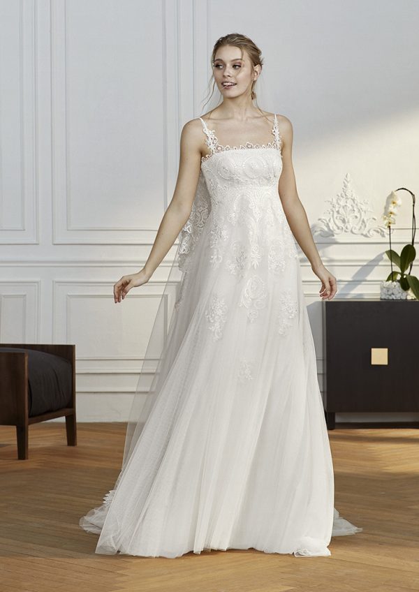 Jolie robe de mariée évasée, décolleté carré, fines bretelles.