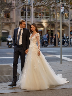 Robe de mariée TEVAN Luna Novias collection 2023: Boutique Paris