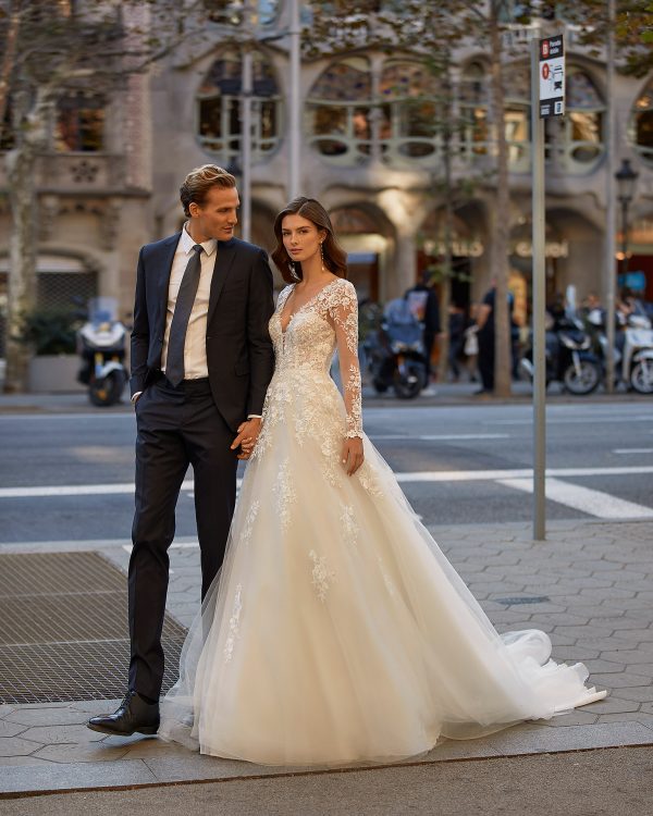 Robe de mariée TEVAN Luna Novias collection 2023: Boutique Paris