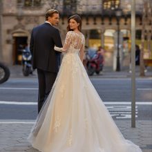 Robe de mariée TEVAN Luna Novias collection 2023: Boutique Paris