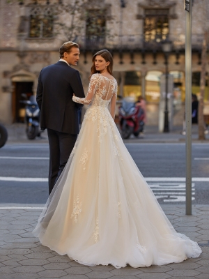 Robe de mariée TEVAN Luna Novias collection 2023: Boutique Paris