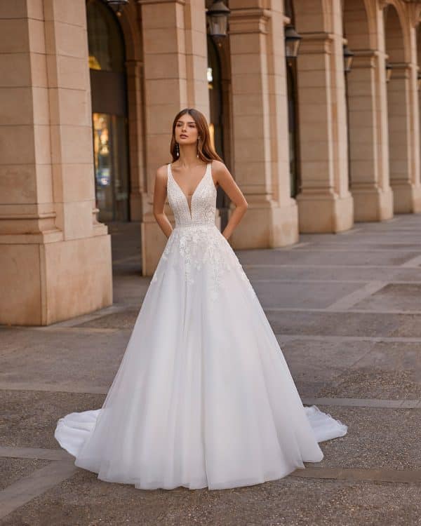 THEA Wedding Dress lunanovias collection 2023: Paris Boutique