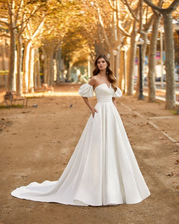 Robe de mariée TUNAN Luna Novias collection 2025: Boutique Paris