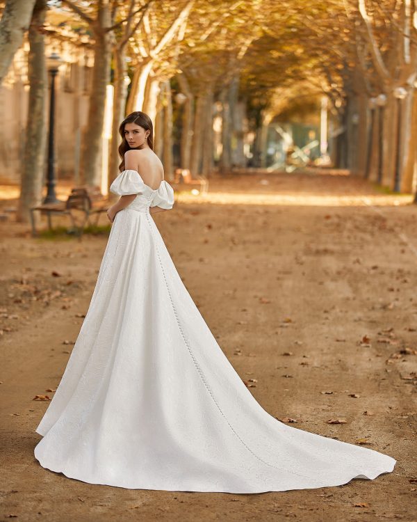 Robe de mariée TUNAN Luna Novias collection 2025: Boutique Paris