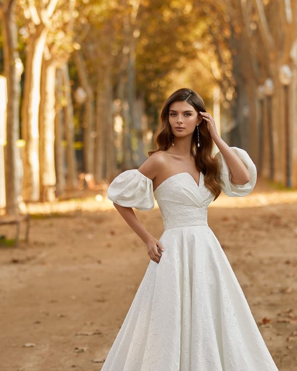 Robe de mariée TUNAN Luna Novias collection 2025: Boutique Paris