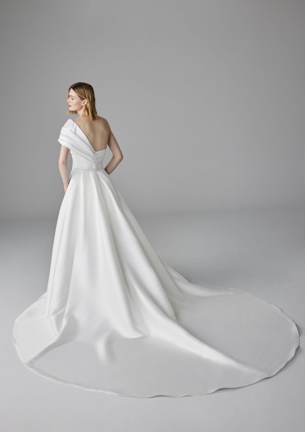ETIENNES Wedding Dress Pronovias collection 2025| Boutique Paris