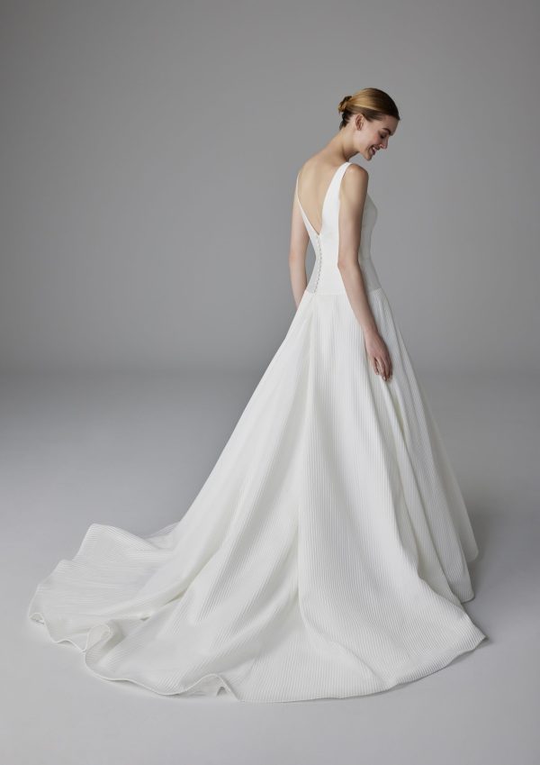 GALLIA Wedding Dress Pronovias collection 2025| Boutique Paris