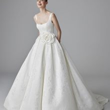 JULIAN Wedding Dress Pronovias collection 2025| Boutique Paris