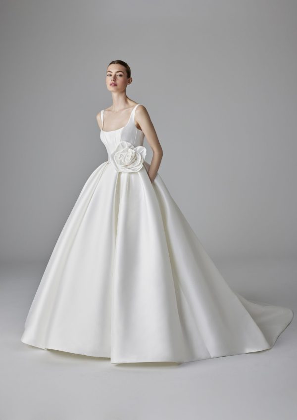 JULIAN Wedding Dress Pronovias collection 2025| Boutique Paris