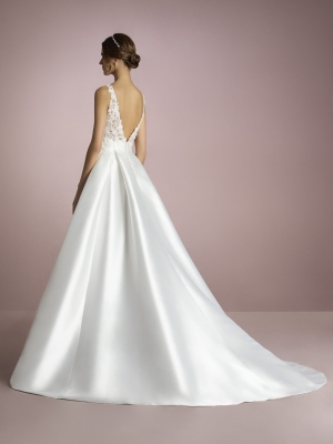 Robe de Mariée UMI White One Collection 2025| Paris