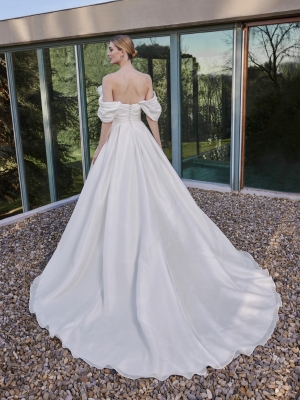 ATINA Wedding Dress Pronovias collection 2026| Boutique Paris
