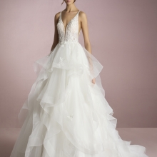 Robe de mariée princesse, bretelles, jupe à volants, dentelle, tulle.