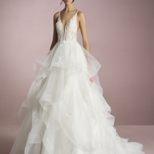 Robe de mariée princesse, bretelles, jupe à volants, dentelle, tulle.
