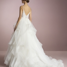Robe de mariée princesse, bretelles, jupe à volants, dentelle, tulle.