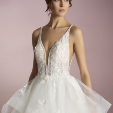 Robe de mariée princesse, bretelles, jupe à volants, dentelle, tulle.