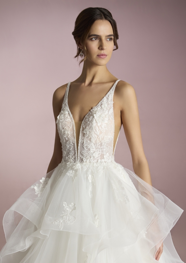 Robe de mariée princesse, bretelles, jupe à volants, dentelle, tulle.