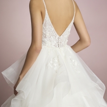 Robe de mariée princesse, bretelles, jupe à volants, dentelle, tulle.