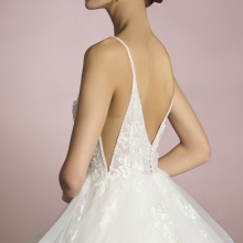 Robe de mariée princesse, bretelles, jupe à volants, dentelle, tulle.