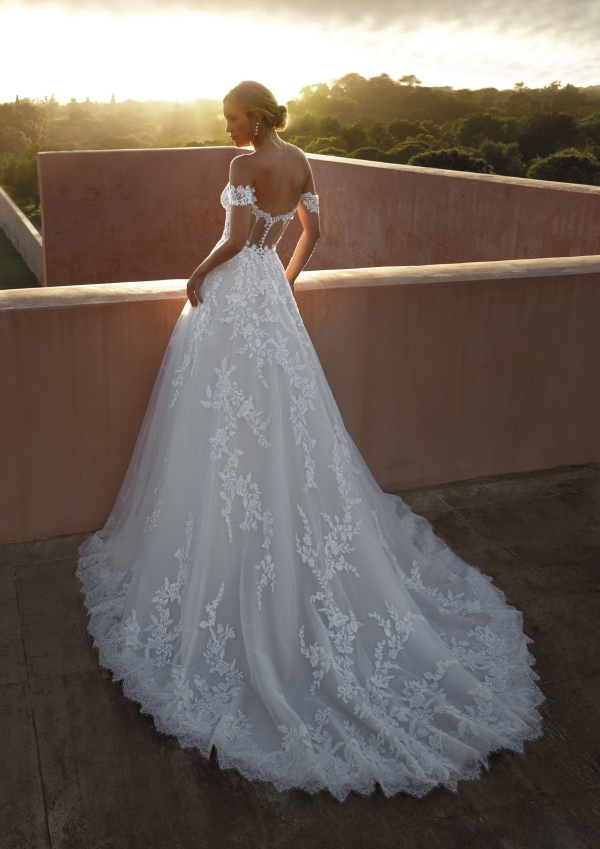 ELYSEES Wedding Dress Pronovias collection 2026| Boutique Paris ELYSEES Wedding Dress Pronovias collection 2026| Boutique Paris