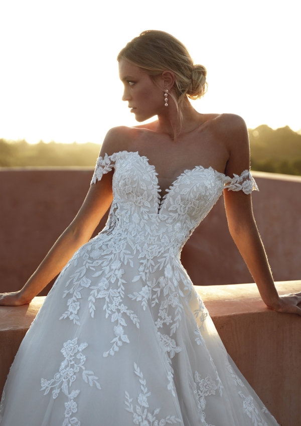 ELYSEES Wedding Dress Pronovias collection 2026| Boutique Paris ELYSEES Wedding Dress Pronovias collection 2026| Boutique Paris