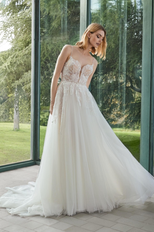 LLEANE Wedding Dress Pronovias collection 2026| Boutique Paris
