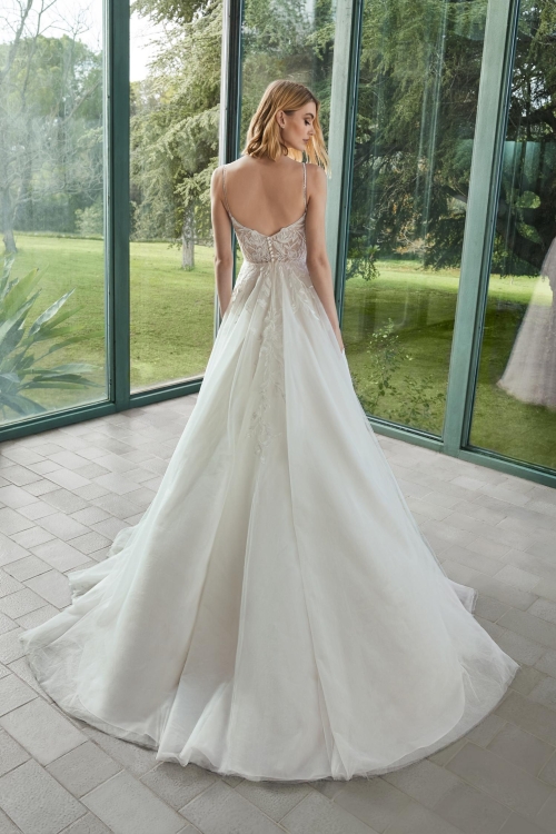 LLEANE Wedding Dress Pronovias collection 2026| Boutique Paris