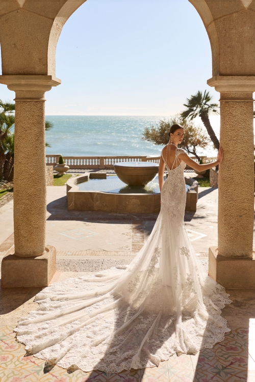 Robe de mariée FADO Luna Novias collection 2027 | Paris